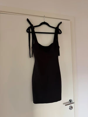 Svart kort klänning med knytband - Helt ny oanvänd klänning 