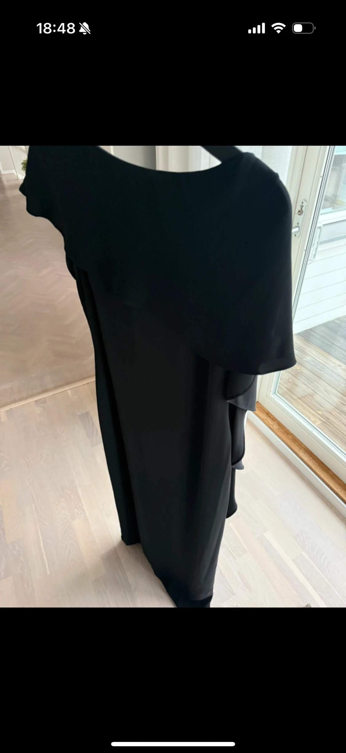 Svart långklänning med cape-detalj - 4