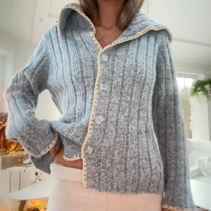 Stickad tröja med krage  - En stickad tröja från Ouí i storlek M, sitter som en S/M. Material: 42% ull, 40% akryl, 10% nylon, 8% mohair. Jag fraktar inom 24h. Se liknande plagg i min profil! 
