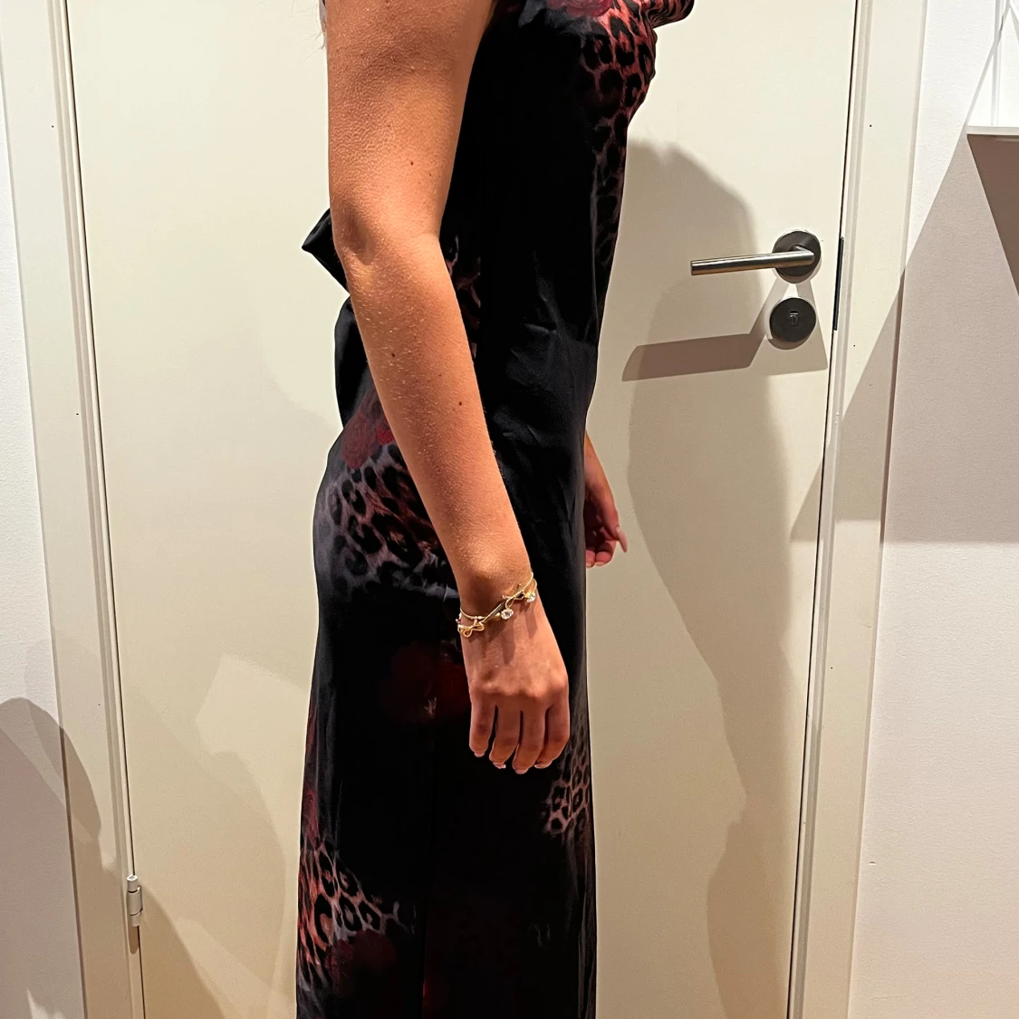 Svart långklänning med leopardmönster - 2
