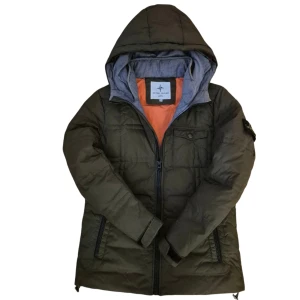 Mörkgrön pufferjacka från Stone Island - Snygg mörkgrön pufferjacka från Stone Island med huva och orange foder. Jackan har quiltad design, dragkedja framtill, två sidofickor med zip och en bröstficka med knapp. Klassisk logopatch på ärmen. Perfekt för kalla dagar.
