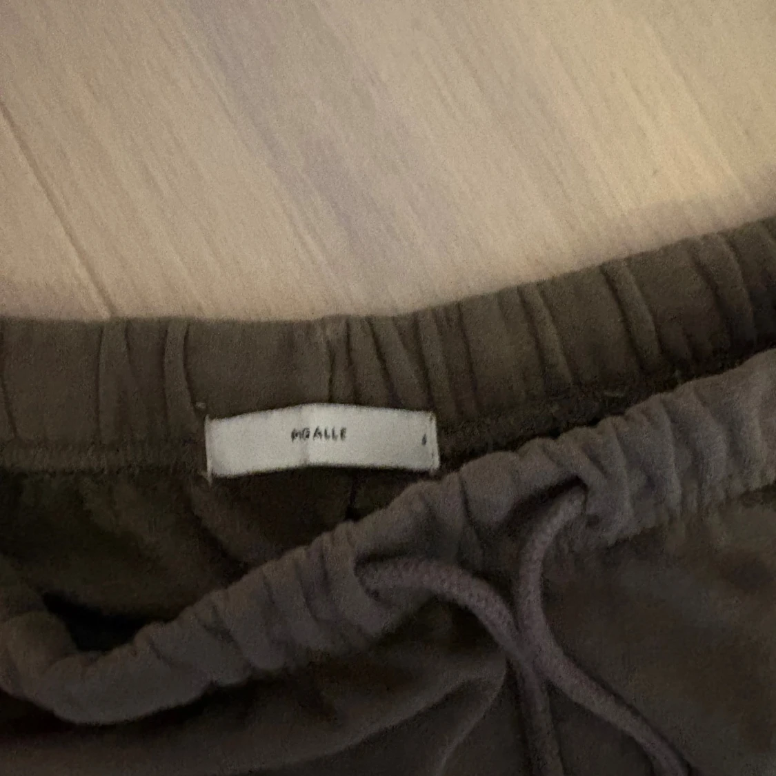 Skogsgröna mjukisbyxor från Pigalle - 1