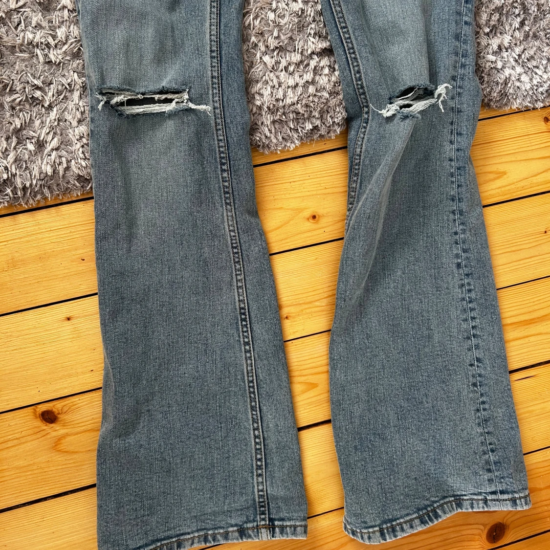 Bootcut jeans med slitna knän - 2