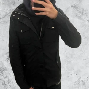 J.lindeberg Fieldjacka - Perfekt nu för kalla dagar || storlek M och sitter bra på mig som är 185 || skriv om ni har fler frågor!