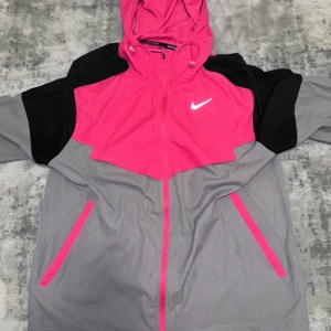 Nike Miller/Windrunner - Fin och unik färg, pris kan diskuteras privat  Står storlek M men den passar lika bra om du är S