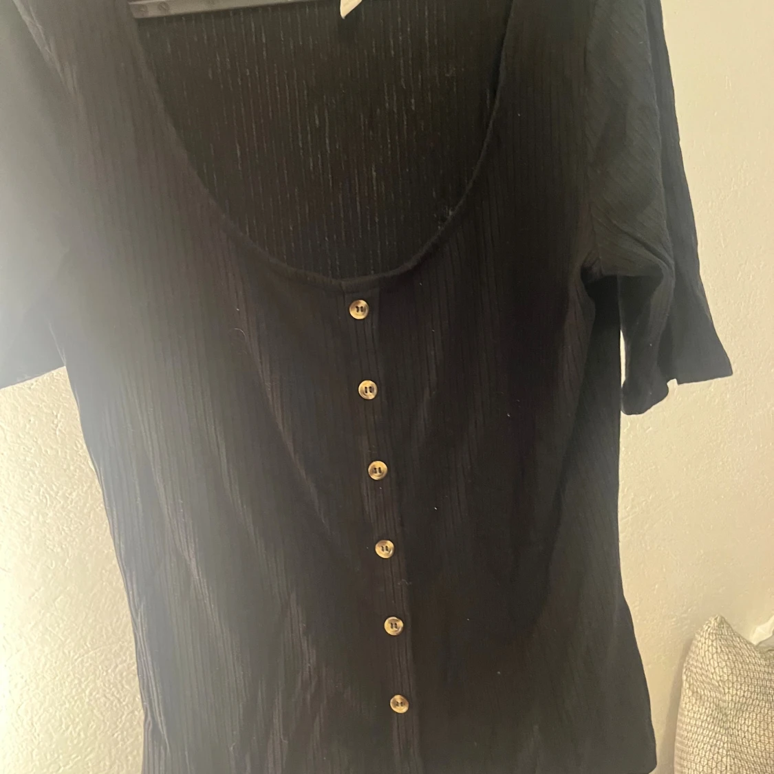 Svart ribbad topp med knappar H&M