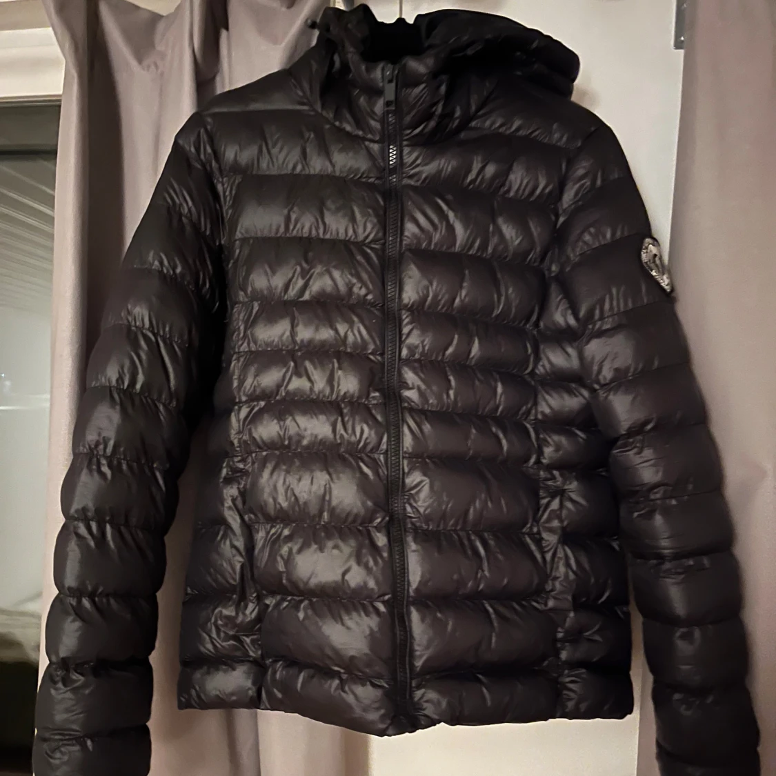 Svart pufferjacka från Boohoo