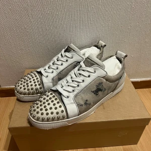 Christian Louboutin - Säljer nu mina vita louboutins som är köpta på mr porter. Skicket är helt okej lite slitna i skorna men det syns inte när de är på. 2 dustbags, kvitto, extra snöre och box medföljer. Självklart äkta!