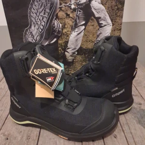 Svarta Grisport kängor med BOA och Gore-Tex - Svarta kängor från Grisport med BOA-snörningssystem och Gore-Tex-membran som håller fötterna torra. Snygg, sportig design med robust Vibram-sula och förstärkta partier. Perfekt för dig som vill ha grym komfort och funktion på äventyret. Ny pris 3700 kr