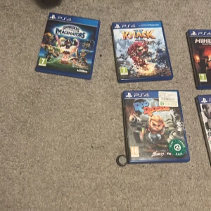 PS4 Spelpaket (9 titlar) - Samling med 9 PS4-spel: Skylanders Imaginators, Knack, Minecraft, Anthem, FIFA 19, FIFA 21, Crash Bandicoot 4, Rad Rodgers. Alla fodral syns i gott skick, några med mindre klistermärken. Perfekt för familj och spelentusiaster!
