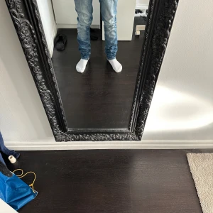 Blå slim jeans från Nudie Jeans - Säljer ett par ljusblå skinny jeans från Nudie Jeans med klassisk femficksdesign och snygga kontrastsömmar. Jeansen har normal passform och är tillverkade i slitstarkt denim med Nudie Jeans logga på bakfickan och läderpatch i midjan. Riktigt feta! Storlek 28/32 men uppsydda så sitter som 28/30