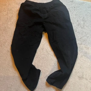 Svarta manchesterbyxor från Polar Skate Co - Svarta manchesterbyxor från Polar Skate Co i storlek XL. Byxorna har elastisk midja och avslappnad passform, perfekta för en chill och stilren look. Klassisk design med bakfickor och diskret logga bak. Grymma till sneakers och hoodie. Sparsamt använda.