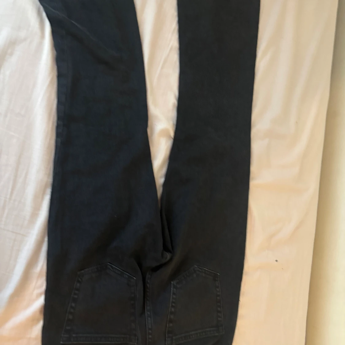 Svarta bootcut jeans med fem fickor