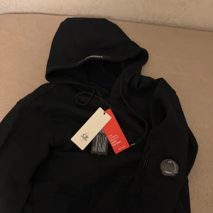 C.P. Company hoodie - Svart hoodie från C.P. Company, storlek L passar mer som M original. Aldrig använd. 