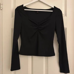 Svart topp - Säljer en svart långärmad topp i storlek M med ribbad struktur från shein. 