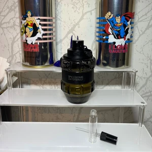 Viktor&Rolf Spicebomb 10ml - Snygg och ikonisk Spicebomb från Viktor&Rolf. Perfekt för dig som vill sticka ut med en modern och kraftfull parfym. Flaskan har en unik design och passar perfekt i samlingen eller som present.