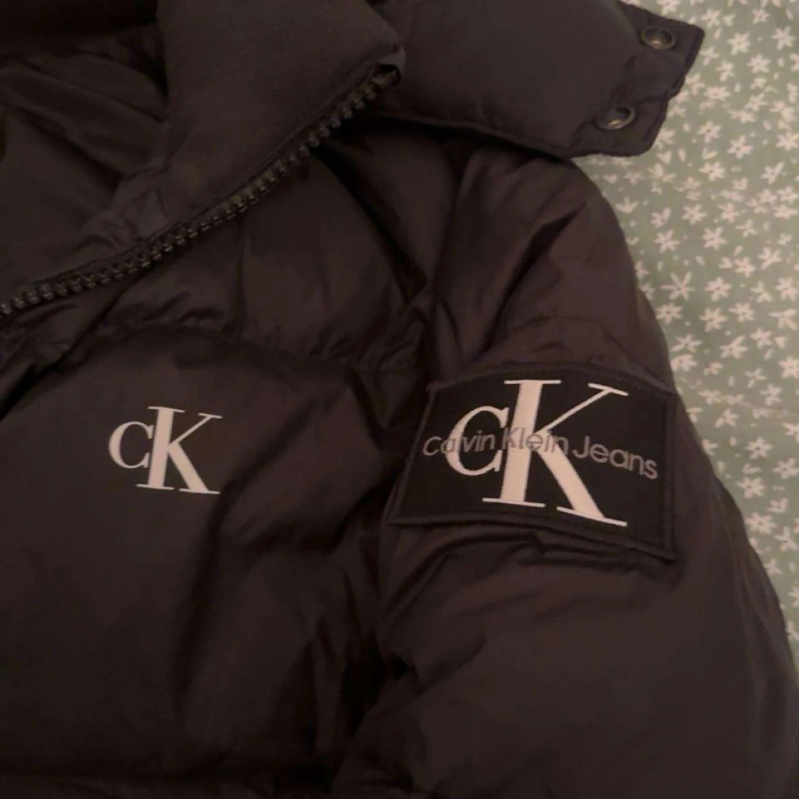 Svart pufferjacka från Calvin Klein - 2