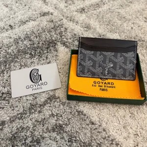 Korthållare  - Helt ny och oanvänd. Har värn flera färger i samma modell. 