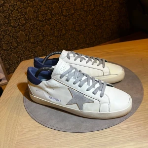 Golden goose superstar - Säljer nu ett par feta golden goose supersats. Skorna är i hyfsat bra skick därav priset. Skick 7/10✅