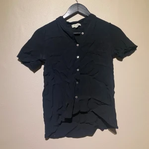 Crossley tröja  - Säljer denna tröja från Crossley i storlek XS: Behöver strykas då den legat i flyttkartonger. Material: Viskos. Finns att hämta i centrala Göteborg eller kan skickas via valfri applikation. Se gärna övriga annonser för samköp.