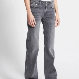 Svart bootcut jeans med raka ben - Snygga svart  jeans med bootcut och raka ben. Jeansen har klassisk femficksdesign, normalhög midja och är tillverkade i mjukt denimtyg. Perfekta för dig som gillar en avslappnad men ändå trendig look. Jag har en sån svart men har inte på bild men vi kan vodka dikutera om priset men en litte del är det sönder.