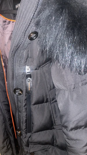 Svart vinterjacka med äkta päls från Hollies - Svart Hollies vinterjacka med äkta päls, i nyskick!  Använd endast 1 gång – ser helt ny ut. Stilren, varm och exklusiv modell som passar perfekt för vintern.  Kontakta mig gärna vid intresse för fler bilder!   Storlek: 34 Nypris: 5500  Mitt pris: 2500