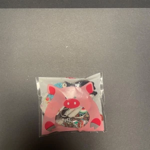 Mixade örhängen - Ett paket med flera olika örhängen i olika färger och former. Perfekt för dig som vill variera din stil och gillar roliga accessoarer. örhängena är väldigt unika motiv