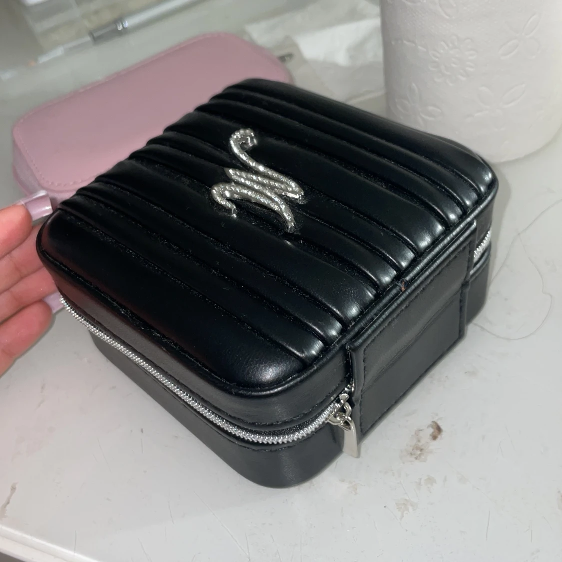 Svart quiltad smyckesväska med M-detalj - 2