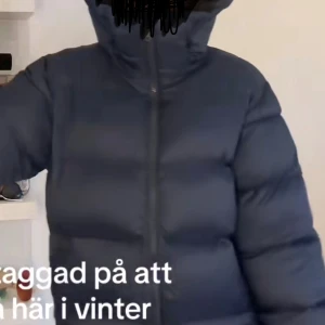 vinter jacka  - Jätte fin och varm vinter jacka till vintern! Från Everest i storlek 32, i färgen marinblå ! HELT NY köpt för 1000kr  