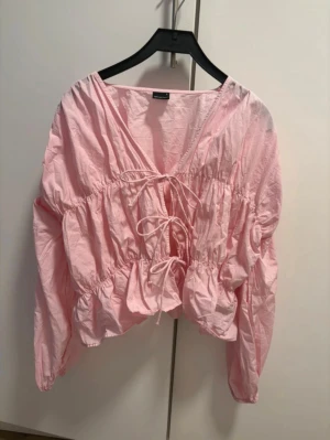 Blus från Ginatricot  - Storlek S, nyskick 💗