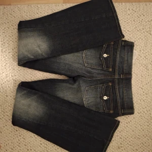 Blå bootcut jeans från Bershka - Dessa jeans är köpta på bershka, designen är baserad på 2000-talet och de är lowwaist. Dem är helt nyköpta utan prislapp eftersom att jag tog av de precis när jag köpte de. Men dem är helt nyköpta och jag säljer dem eftersom att de är för små i min midja och jag kan knappast stänga de. Jag är XS och dem är för små för mig, så om du är XS köp inte dem. Designen är gjord så att dem ska stå lite loose så jag trodde att XXS skulle passa mig men de gjorde dem inte. Jag köpte dem för 400 och har inte 