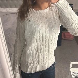 Vit kabelstickad tröja Polo Ralph Lauren - Jätte fin tröja från Ralph lauren. Använd fåtal gånger,har inga fläckar och knappt tecken på användning 🤍🤍. 