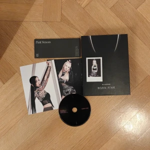 BLACKPINK "Born Pink" Album - Kommer med det på bilden, dvs polaroid, två postcards, cd, fotobok och lyric book (OBS: Inget photocard)