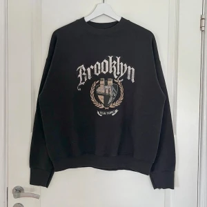 Vintage Brooklyn souvenir sweater - 90’s Brooklyn souvenir sweater. Fruit of the Loom Best blank som verkligen e grym. Riktigt najs boxy passform. Grym fade och sprucket tryck.
