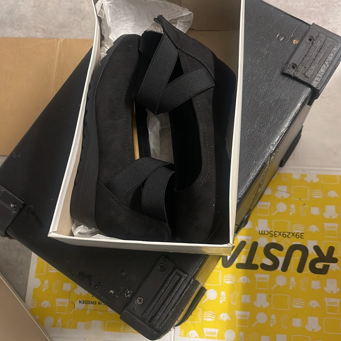 Svarta ballerinaskor med resårband