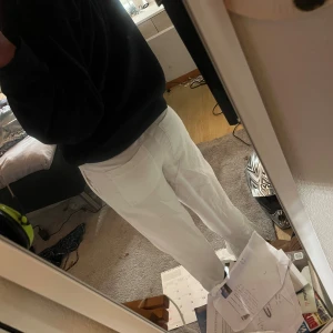 Vita linnebyxor med snörning - Säljer ett par fräscha vita linnebyxor med avslappnad passform och snörning i midjan. Byxorna har raka ben och är perfekta för en chill och stilren look. Materialet är lätt och luftigt, vilket gör dem sköna att bära under varmare dagar.