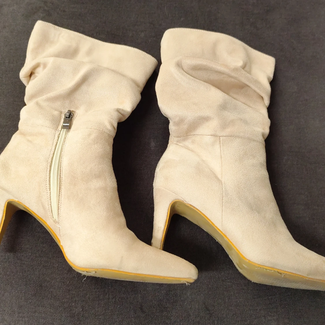 Beige stövletter med klack från Cuccoo - 1