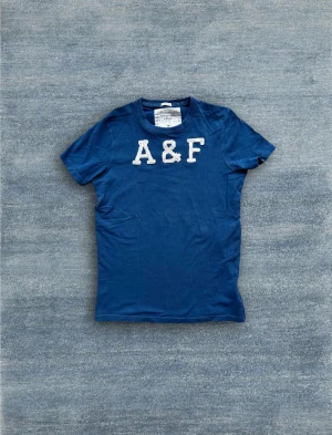 Abercrombie & Fitch T-shirt - En blå T-shirt från Abercrombie & Fitch!
