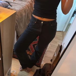 Mid waist jeans  - Mid waist jeans från bikbok!! Strl 26 i midja och 30 i längd 🫶🏽🫶🏽