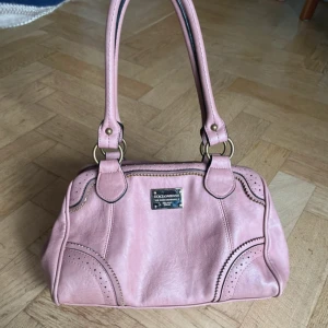 Dolce & Gabbana väska  - Säljer nu en jättefin dolce & Gabbana väska som är vintage och köpt second hand, den är i väldigt bra skicka och har inga synliga defekter