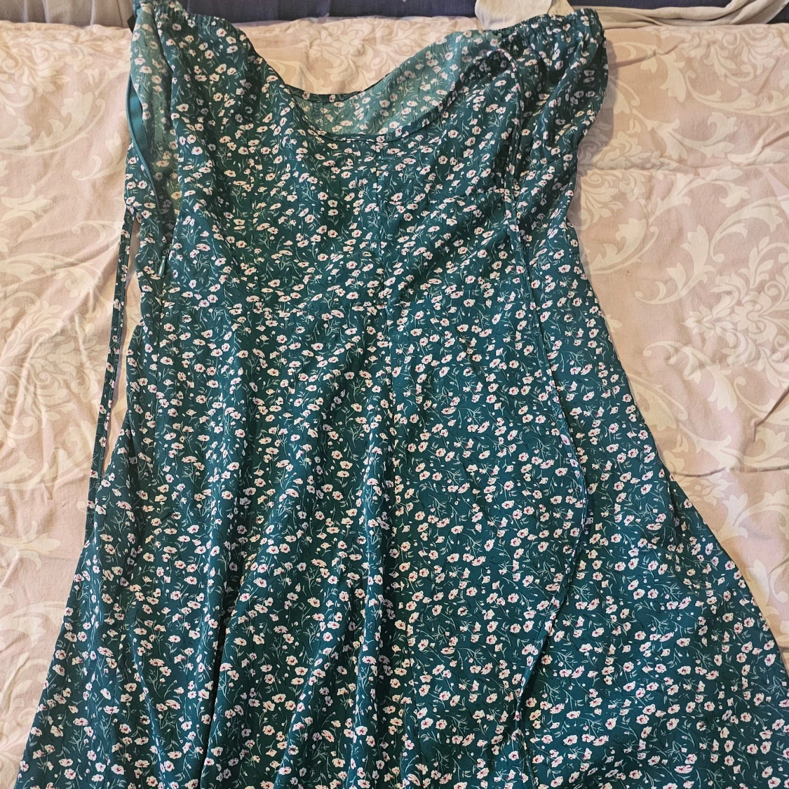 Grön blommig långklänning