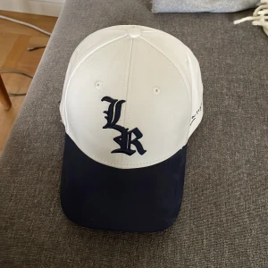 La rosa keps  - Säljer en fin La Rosa keps. Köpt på Zalando den här helt ny och använd 1 gång