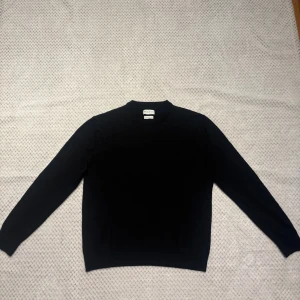 Merinotröja  - Svart stickad tröja från These Glory Days i mjuk och lyxig merinoull. Klassisk rund hals och långärmad modell, perfekt för dig som gillar stilrena och enkla plagg. Köpte tröjan till pappa i farsdagspresent och vid första tvätten krymper han den...                                                                        köpt i storlek XL passar M.                                        Nypris 800kr                                                              Mitt pris 245kr