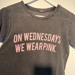 Tröja - Grå lite kortare tröja med mean girls quote. Jag har för mig den är köpt på Urban outfitters. Storlek s. Inte använd många gånger men en tunn tröja, litet hål på baksidan finns se sista bilden