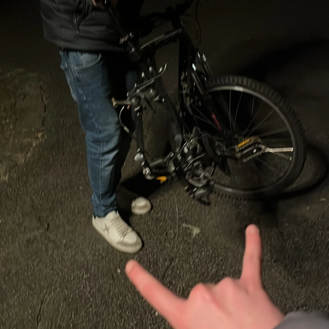 Fin cyckel ny servad men kan ha en liten buckla pga att en liten sten flög på den. Rätt så blyt så skrapar i på fartgupp🤘🏿 - 3