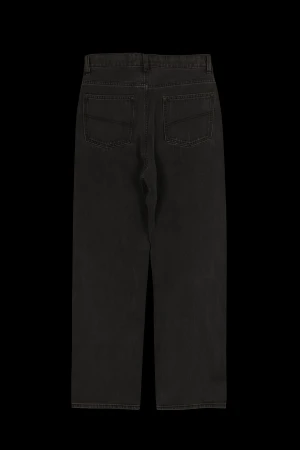 Svarta wide jeans med hög midja - Snygga svarta jeans med hög midja och breda ben. Klassisk femficksmodell med knapp och dragkedja framtill. Jeansen har en rak och loose passform som ger en avslappnad vibe. Perfekta till sneakers eller boots.