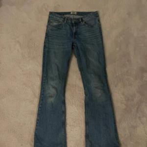 Blå bootcut jeans från 157, S short - Snygga blå bootcut jeans från 157 i storlek S short. Jeansen har klassisk femficksdesign, lite mid/low midja och lätt slitningar framtill för en cool look. Uppsprätta där ner till (syns inte på bild) så de liknar mer nellys no waist jeans i benen nu!