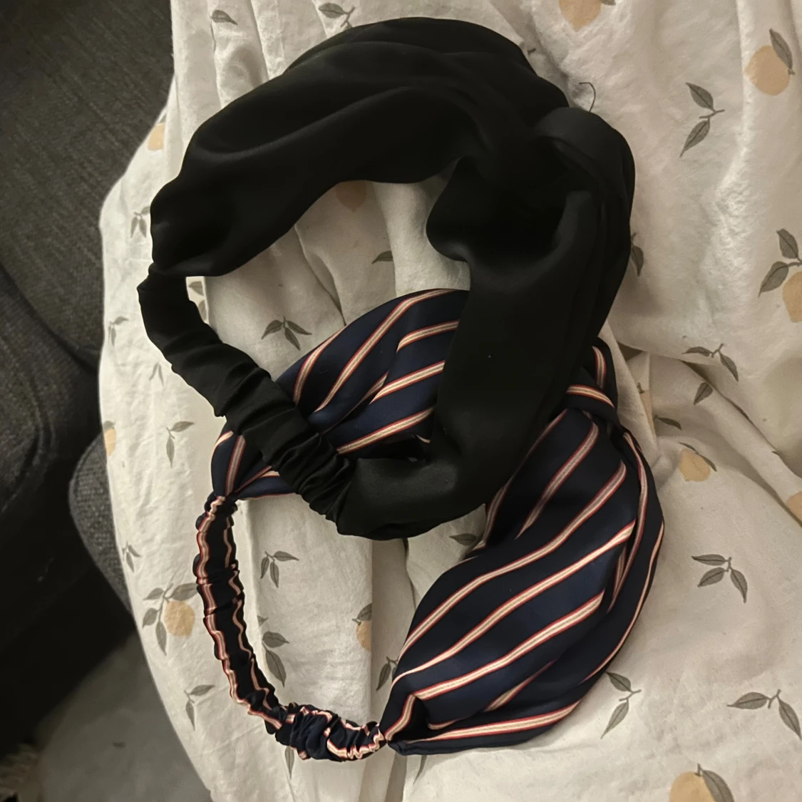 2-pack hårband, svart & en randigt - 1