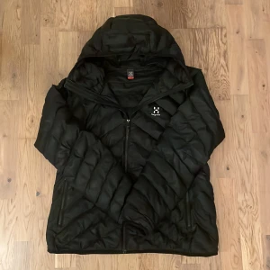 Haglöfs dunjacka  - Säljer en svart dunjacka från Haglöfs i storlek L men passar M. Använd fåtalet gånger och är i bra skick. Kontakta ifall ni har frågor 👍