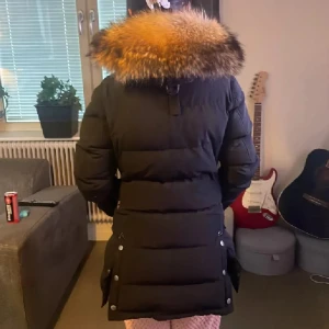Hollies Subway💕 - Säljer en svart dunjacka från Hollies Subway med fluffig päls på huvan. Jackan har lång passform, dragkedja och knappar framtill, samt snygga detaljer på ärmen. Perfekt för kalla vinterdagar och har en riktigt schysst look. Stooor o fin päls (äkta tror jag) Skönaste varmaste jackan till vintern💕 Använd men fint skick utan defekter alls. Använd gärna köp nu